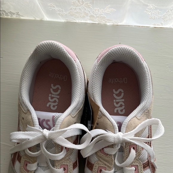ASICS Women's White and Pink Sneakers NWT - Picture 4 of 6